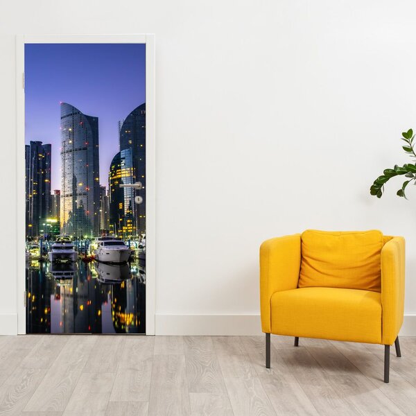 Fototapet pentru ușă - Iahturi și zgârie-nori (95x205cm)