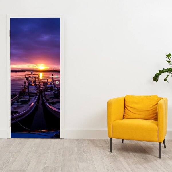 Fototapet pentru ușă - Bărci de pescuit în port (95x205cm)