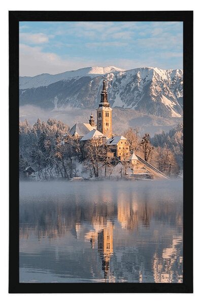 Poster biserică lângă lacul Bled în Slovenia