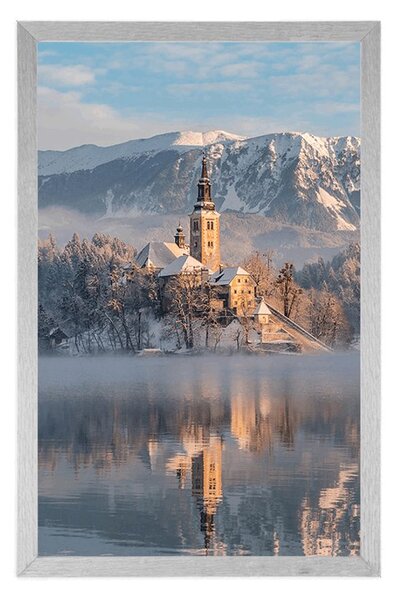 Poster biserică lângă lacul Bled în Slovenia