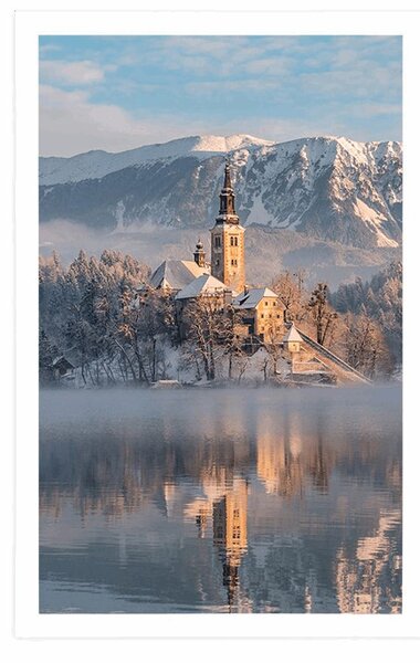 Poster biserică lângă lacul Bled în Slovenia