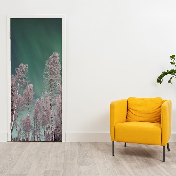 Fototapet pentru ușă - Aurora boreală peste copaci înghețați (95x205cm)