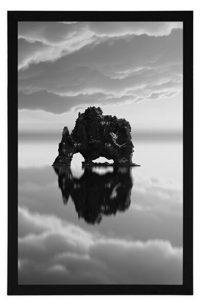 Poster stâncă sub nori în design alb-negru