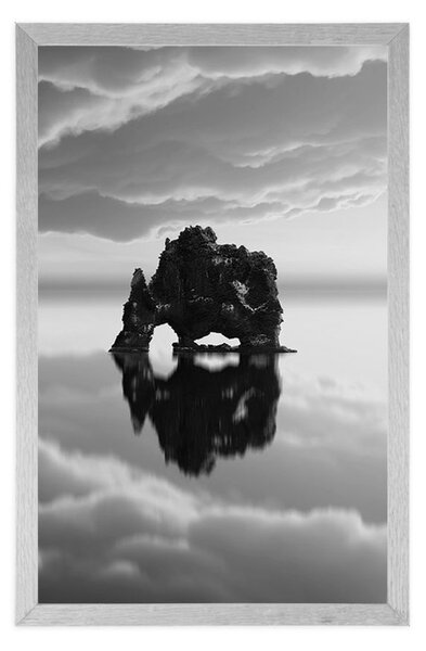 Poster stâncă sub nori în design alb-negru