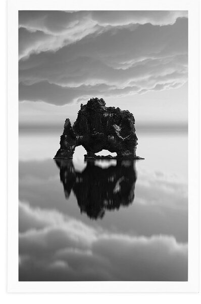 Poster stâncă sub nori în design alb-negru