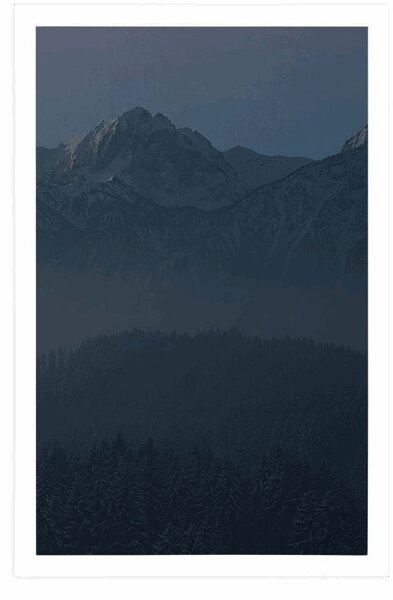 Poster lună plină deasupra munților