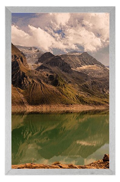 Poster lac în munți