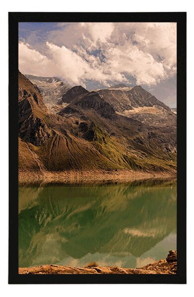 Poster lac în munți