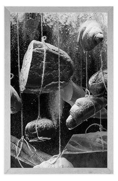 Poster produse de patiserie agățate pe frânghie în design alb-negru
