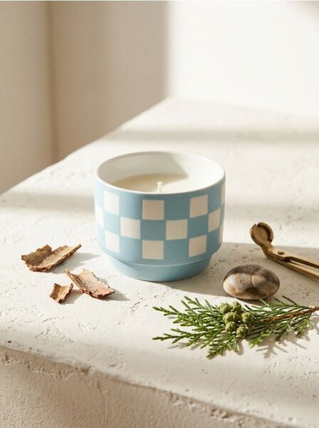 Sinsay - Lumânare parfumată Cedarwood & Cypress - albastru-pal