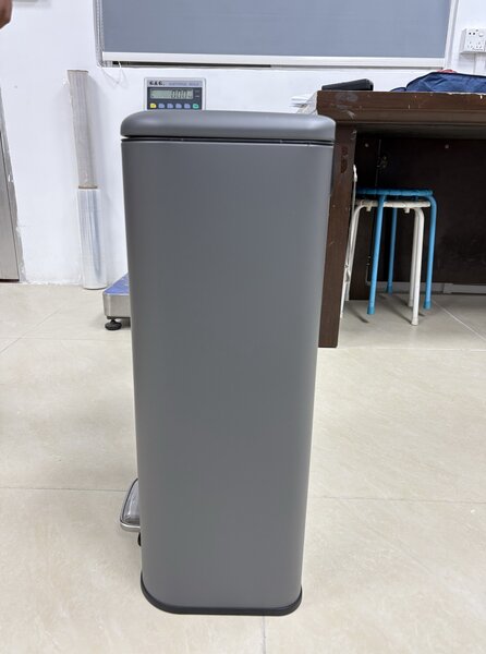 HOMCOM Coș de gunoi dreptunghiular cu pedală 30L, cu găleată interioară detașabilă, închidere silențioasă, mâner, gri închis | Aosom Romania