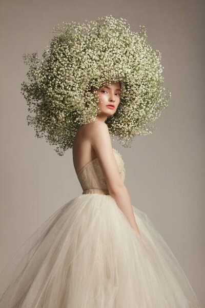 Fotografie de artă Portrait of beautiful girl with flower wreath, Vasilina Popova, (26.7 x 40 cm)