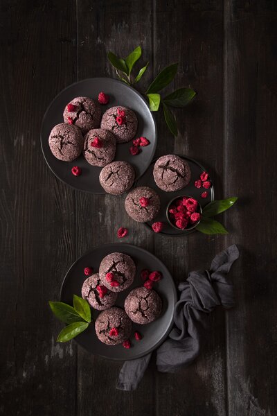 Fotografie de artă Raspberry chocolate crinkle cookies, Diana Popescu, (26.7 x 40 cm)