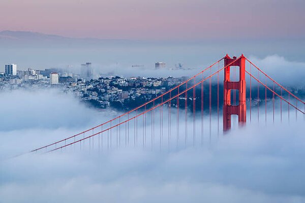 Fotografie de artă View of Golden Gate Bridge on a foggy day, fcarucci, (40 x 26.7 cm)