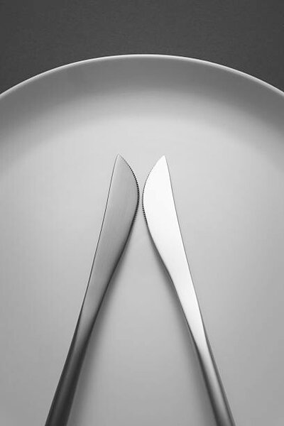 Fotografie de artă Black Knife and White Knife Swordplay, MirageC, (26.7 x 40 cm)