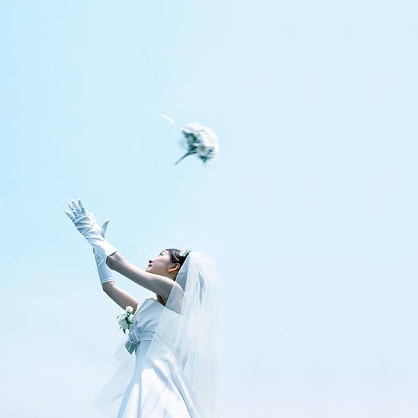 Fotografie de artă Woman Throwing A Bouquet, BLOOM image, (40 x 40 cm)