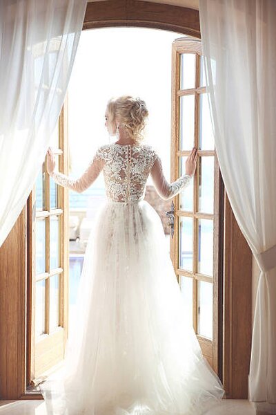 Fotografie de artă Young bride in gorgeous wedding dress, victoriaandreas, (26.7 x 40 cm)