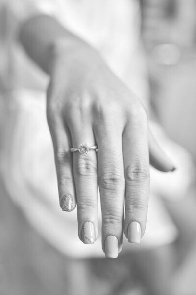 Fotografie de artă Women hand with diamond ring. Wedding accessories, Kyrylo Matukhno, (26.7 x 40 cm)