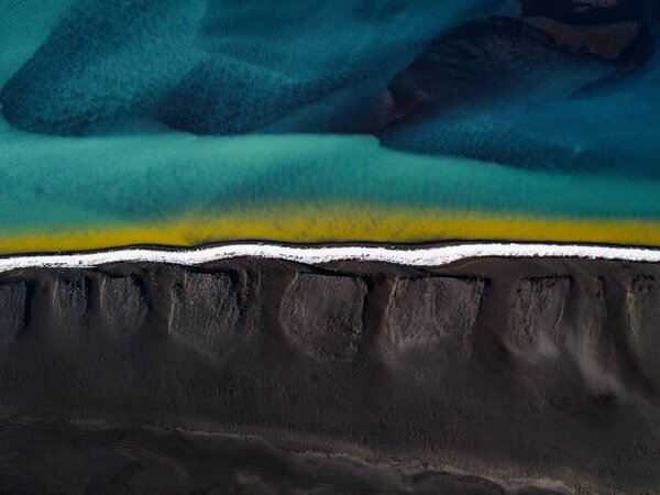 Fotografie Drone shot showing a black sand, Abstract Aerial Art, (40 x 30 cm)