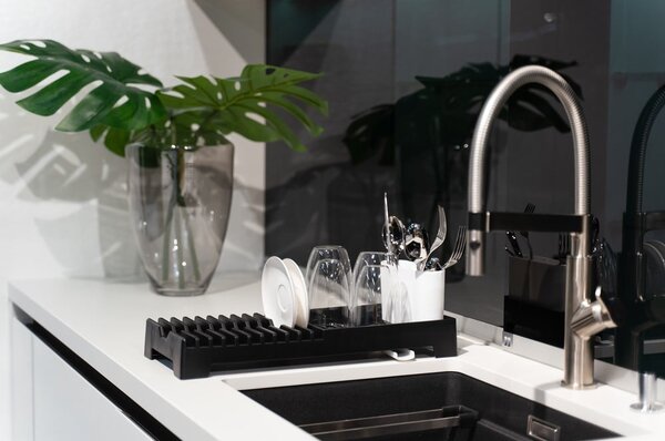 Scurgător de vase negru Vialli Design Livio Duo