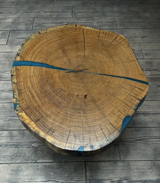 Măsuță cafea rustică din stejar cu inserție de rășină - 80x70 cm