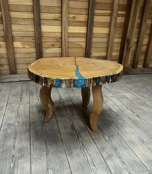 Măsuță cafea rustică din stejar cu inserție de rășină - 80x70 cm