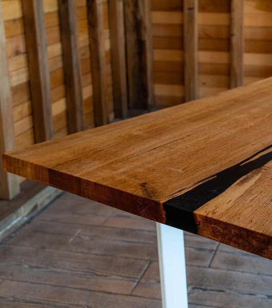 Masă stejar cu picior alb cu inserție rășină -250x90cm