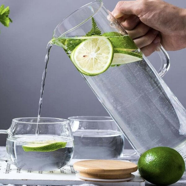 Carafa eleganta Pufo Simple din sticla borosilicata pentru apa, limonada sau suc, capac bambus, 1.5 L