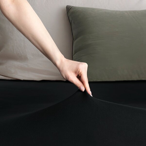 Cearceaf negru din jerseu cu elastic 220x200 cm Amber – Restilo