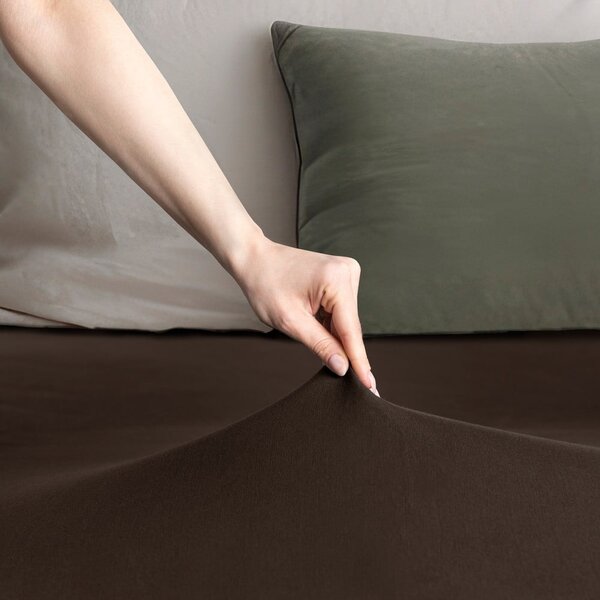 Cearceaf maro închis din jerseu cu elastic 140x200 cm Amber – Restilo