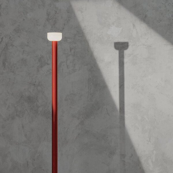 FLOS Lampadar LED Bellhop, roșie, reglabil, Roșu, Camera de zi / sufragerie, Metal, Design
