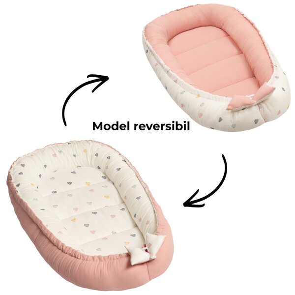 Cosulet bebelus din muselina bumbac 100% Kidizi Baby Nest Color Hearts – reglabil si reversibil, 90x50 cm