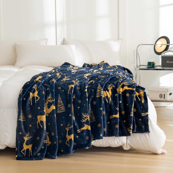 Patura de Craciun din microplus GOLDEN DEER albastru inchis Dimensiune: 150 x 200 cm