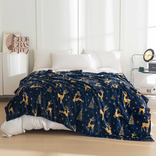 Patura de Craciun din microplus GOLDEN DEER albastru inchis Dimensiune: 150 x 200 cm