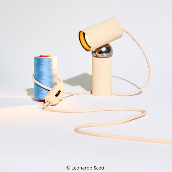 FLOS Lampa de masă Bilboquet, bej, rotativă, GU10-LED, Bej, Camera de zi / sufragerie, Plastic, Design