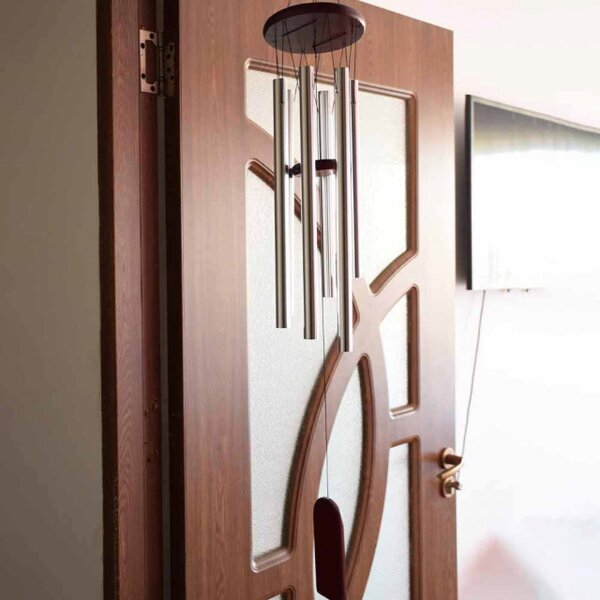 Clopotel de vant cu 6 tuburi sonore metalice argintii pentru casa sau gradina, model Feng-Shui
