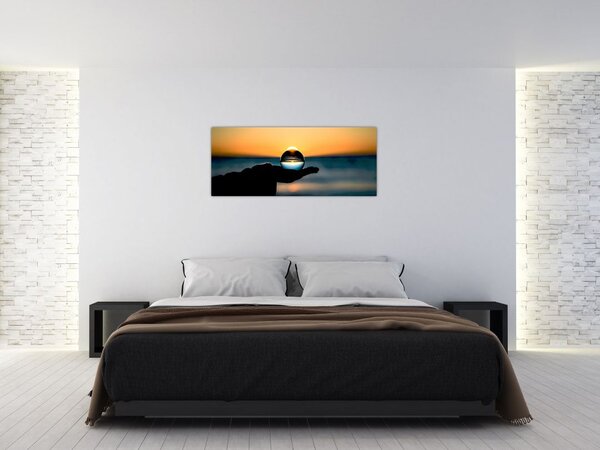 Tabloul cu bilă din sticlă în palmă (120x50 cm)