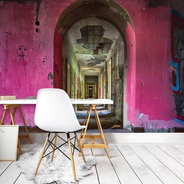 Fototapet - Poarta de intrare în coridor roz (152,5x104 cm)
