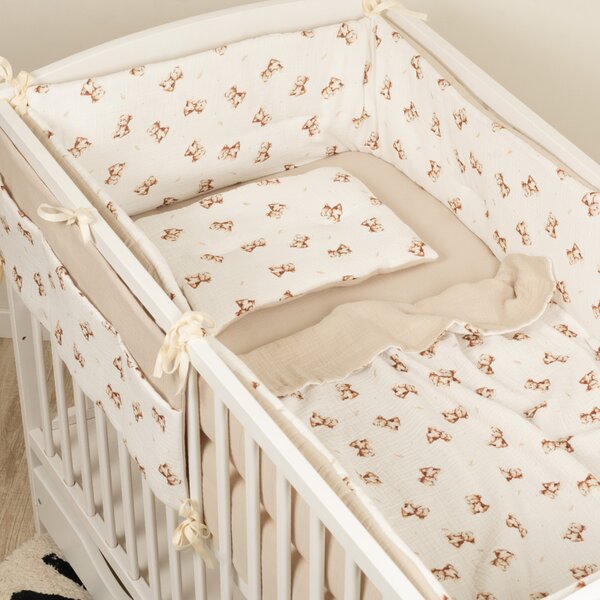 Lenjerie patut bebe 120x60 cm Kidizi Teddy Tales din muselina dubla 6 piese – set complet cu aparatoare, cearsaf elastic, perna, paturica si organizator
