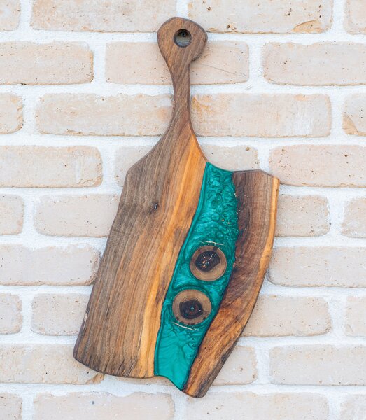 Tocător handmade Deep Forest din nuc și rășină smarald - 53x23 cm