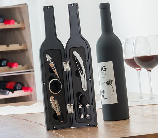 Set de accesorii pentru vin in cutie sub forma de vin