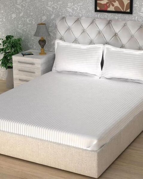 Set Cearsaf de pat 240×260 cm + 2 fete de perna 50×70 cm, bumbac 100%, damasc dungi subtiri, alb