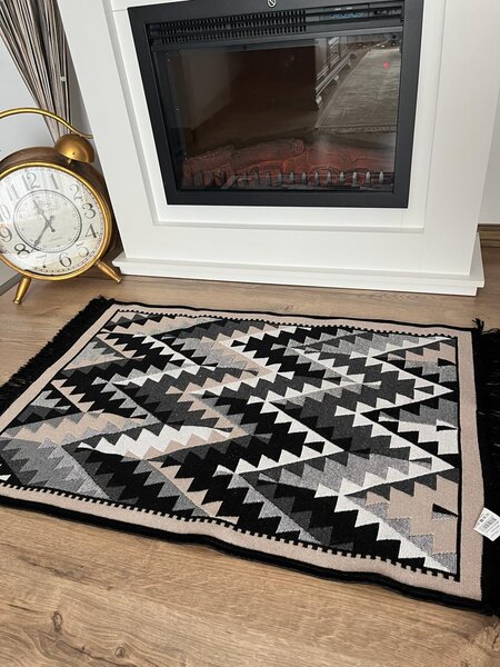 Covor traditional, cu doua fete, dimensiunea 60x120cm, negru-bej