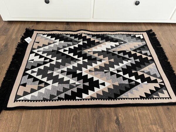 Covor traditional, cu doua fete, dimensiunea 60x120cm, negru-bej