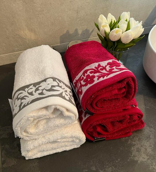 Set 4 prosoape jacquard model floral, Bumbac 100%, dimensiunea 50x90cm, 450gr/mp