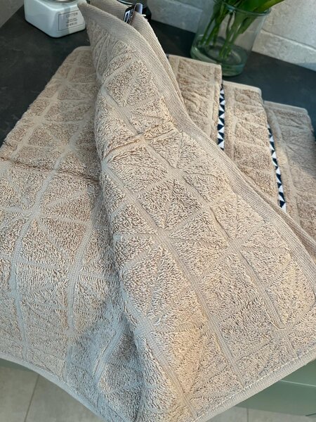 Set 3 Prosoape model geometric, Bumbac 100%, dimensiunea 50x90cm, 450gr/mp, gri