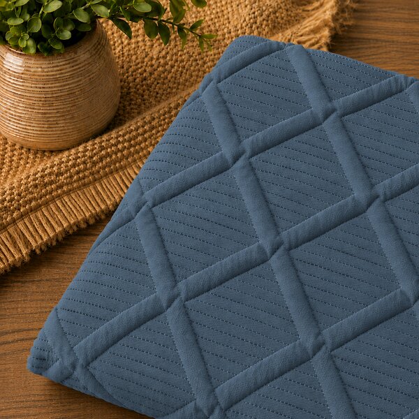 Cuvertura matlasata dimensiunea 160x230 cm si 1 fata de perna 50x70 cm, uni-model romburi, culoare gri antracit