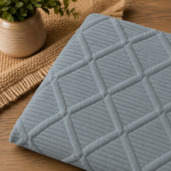 Cuvertura matlasata dimensiunea 160x230 cm si 1 fata de perna 50x70 cm, uni-model romburi, culoare gri deschis