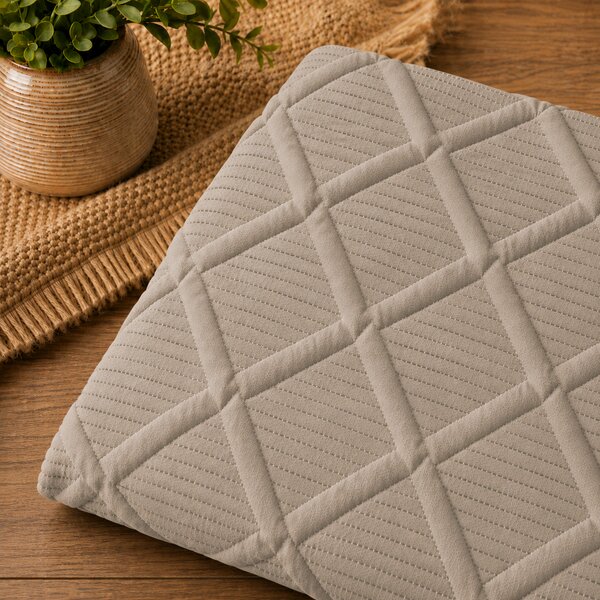 Cuvertura matlasata dimensiunea 160x230 cm si 1 fata de perna 50x70 cm, uni-model romburi, culoare crem