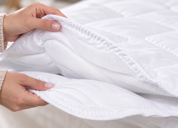 Pilota matlasata 4 Anotimpuri, colectia Cotton Home & Hotel, dimensiunea 140 x 200 cm, 250gr x 2 buc, alba